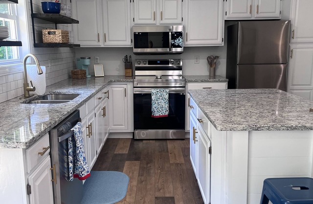 Remodeled House Near Jamestown Marina, Room to Park Your Boat in Driveway!