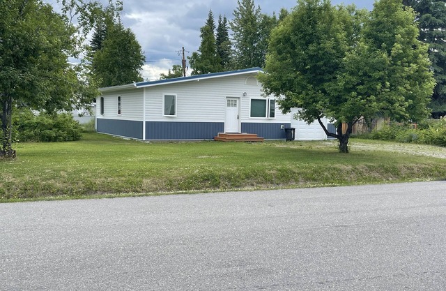 Remodeled house w/garage and hot tub; quiet suburb, in town