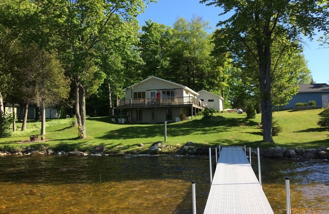 Remodelado Lake Front Cottage en S. Lago Manistique, excelentes vistas y pesca