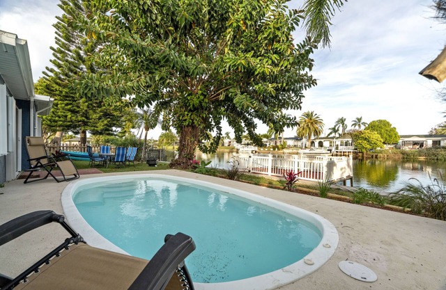 Remodeled Lake Front Pool Home! Sleeps 13! Bring dogs and kids!