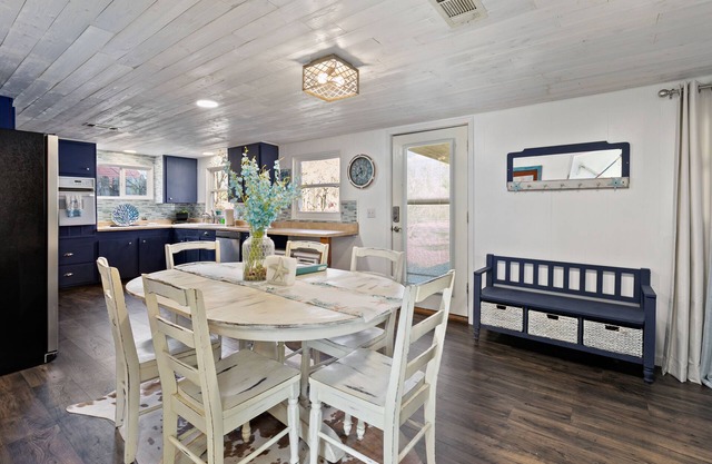 Remodeled Lake Texoma Beach Themed House Walking Distance to Neighborhood Beach