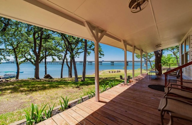 Remodeled Lakefront! Private beach, toys & hot tub
