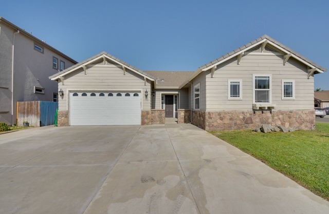 Remodeled Livingston Home w/ Private Backyard!