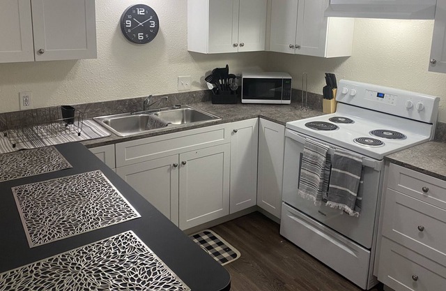 Remodeled Modern 2 Bedroom Apartment Close to ENMU