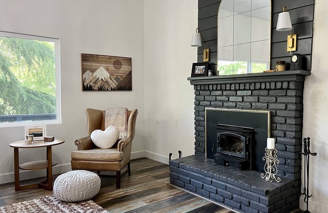 Remodeled mountain cottage. Super close to Lake Gregory and hiking trails