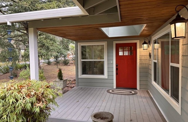 Remodeled one level w/ yard , heart of lake oswego