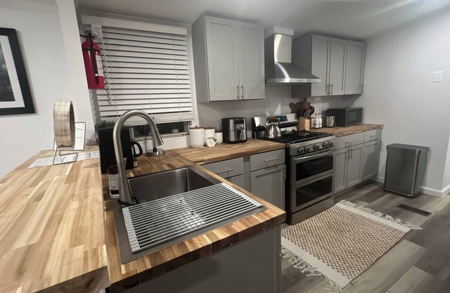 Remodeled, Super clean and cozy! 3 minutes to Acadia National park.
