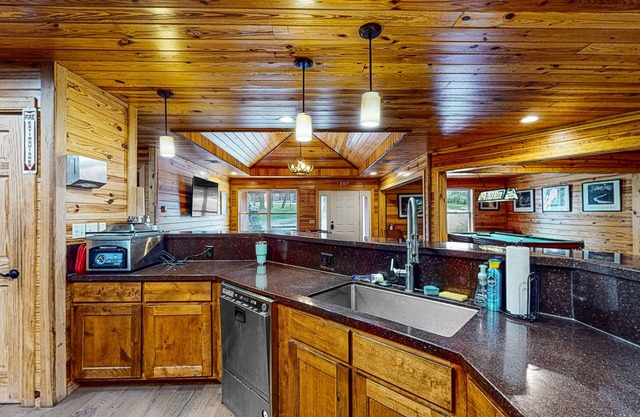 Remodeled two-story cabin with full kitchen, wrap-around deck, grill, partial AC