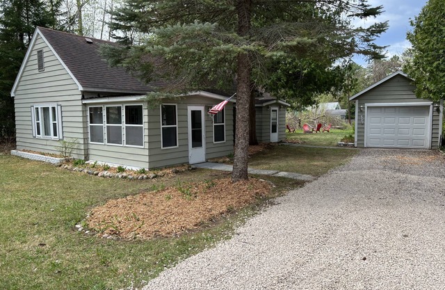 Remodeled Vacation Cottage - Downtown Indian River
