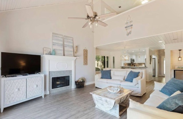 Remodeled Villa with private deck on Horseshoe Lake, minutes to beach