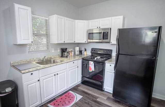 Remodeled Vintage Charm 1br/1ba Apt Close to DT
