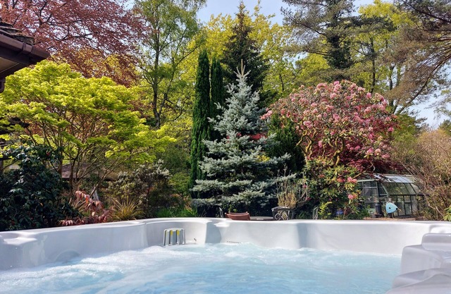 Remodelled historical cottage, super location, w/hottub