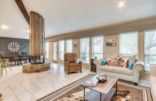 Remote Texas Retreat: Hot Tub, Deck, Grill!