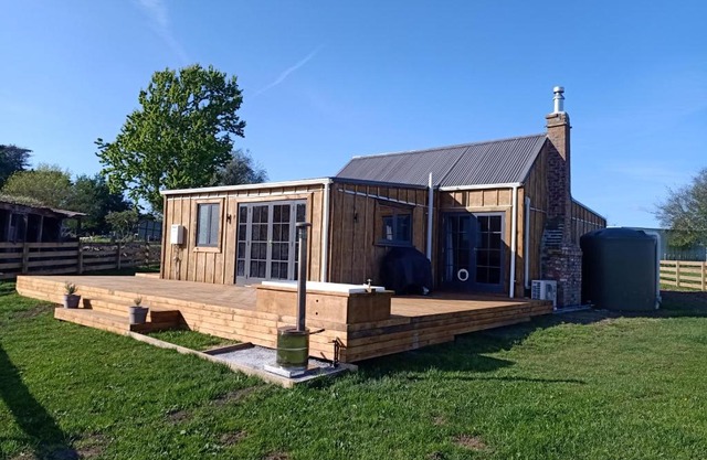 Renagour Cottage - Farmstay with Hot Tub!