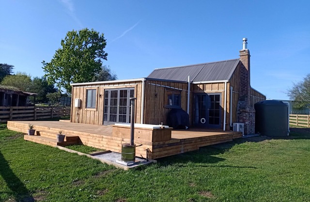 Renagour Cottage - Rural charm with outdoor hot tub!