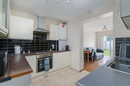Renee's Place, 9 Guests, 10 mins walk to Becontree Station, Free Parking