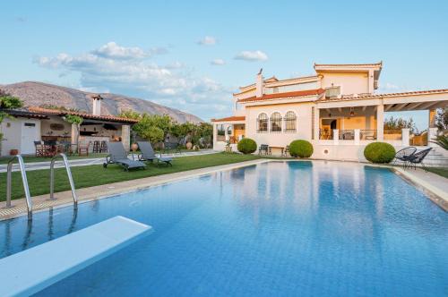 Renko Royal Villa, A Majestic Villa on the Athenian Riviera