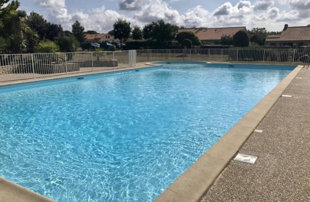 Casa reformada cerca del mar con 2 piscinas, aparcamiento y aceptan mascotas