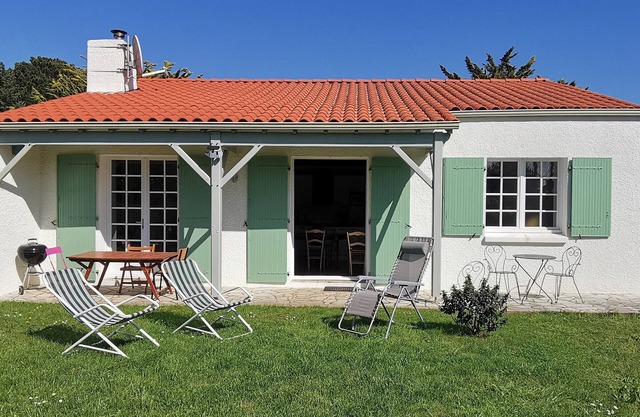Renovated house for 6 near Bouil Beach, private parking