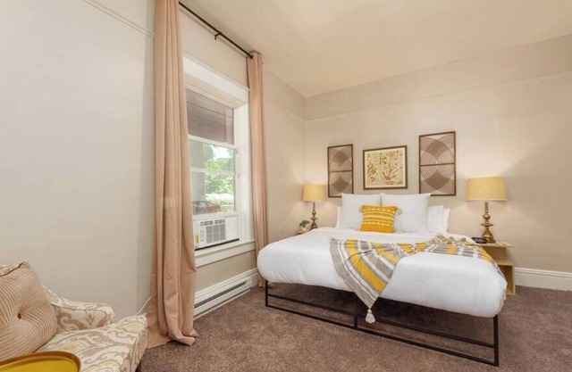 Renovated 1 Bed, 1 Bath, KING BED! Near Downtown!