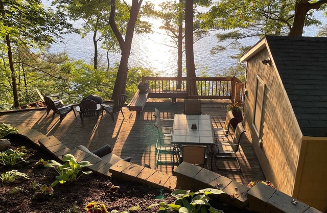 Renovated 1 BR Romantic lakefront cottage with incredible sunsets and views