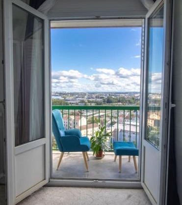 Renovated 2-Bed Apartment 2 min from Lyon