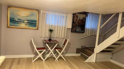 Renovated 2 Queen Beds Unit with Private Kitchen and Bathroom Near Yonge Street Basement
