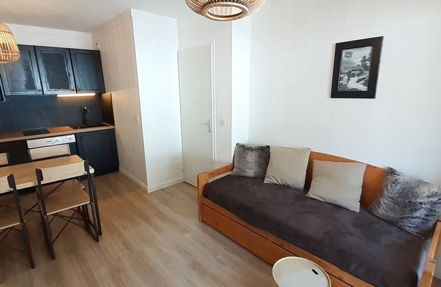 Renovated 2-Room Apartment for 4, Prime Location in Modane near Slopes and Shops