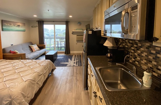 Renovated 2nd floor ocean side studio with a kitchenette 3 Min walk to the beach