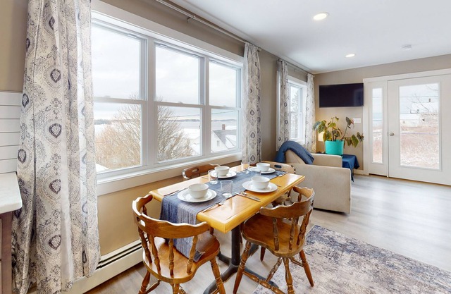 Renovated, 2nd-story duplex with beautiful ocean view & deck - walk to town