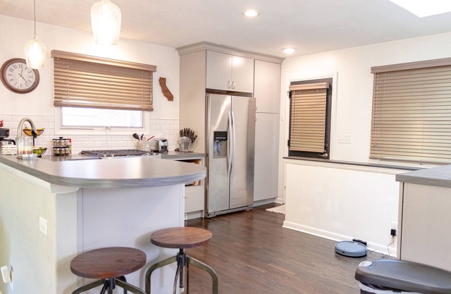 Renovated 3 bed/2.5 bath with fast wifi & 100" projector near the BIG HOUSE!