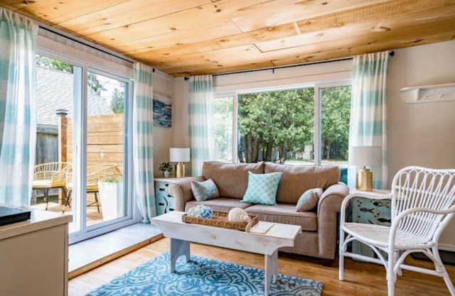 Renovated 3 Bedroom vacation cottage! 2 minute walk to the Beach! SummerBreeze
