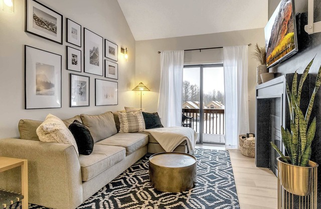 3-bed, 2-bath, Condo, King Bed, A/C, Pickleball