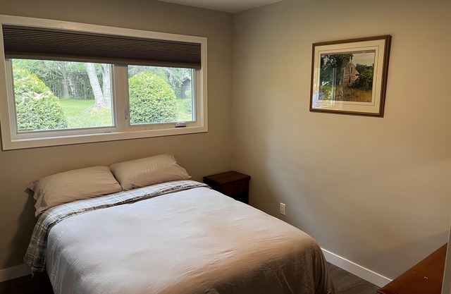 Renovated 5 bedroom, 2 bath house in Meaford. 4 min ride to beach, 20 to Blue Mt