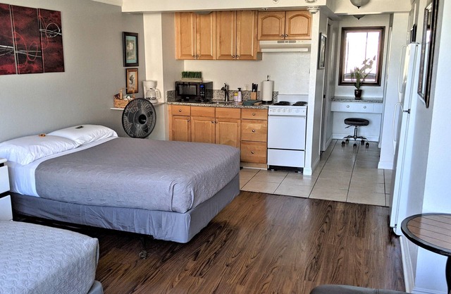 Habitaciones de estudio contiguas recientemente renovadas para hasta siete personas en Waikiki