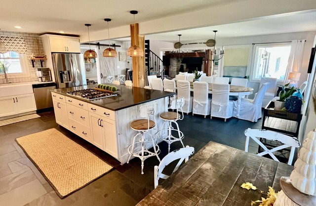Recientemente renovado, las puestas de sol de Bayview, 5 Bd / 4 baños, capacidad para 14. Escapada multifamiliar