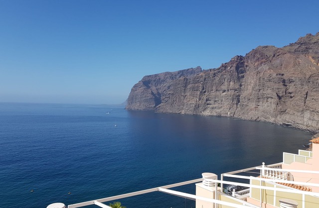 Apartamento renovado con piscina y vistas al mar en Los Gigantes