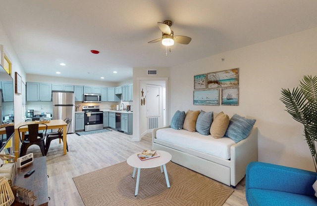 Renovated apartment with full kitchen, WIFI and close to beach