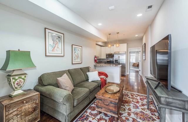 Renovated apartment in walking Distance to Fells waterfront, Hopkins & P.Park