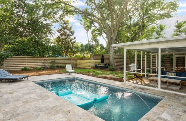 Renovated Cottage w/New Heated Swimming Pool at East Beach's 6th St. Access