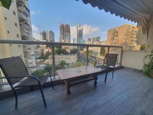 Renovated central 4 bedroom apt with great terrace and Bomb Shelter
