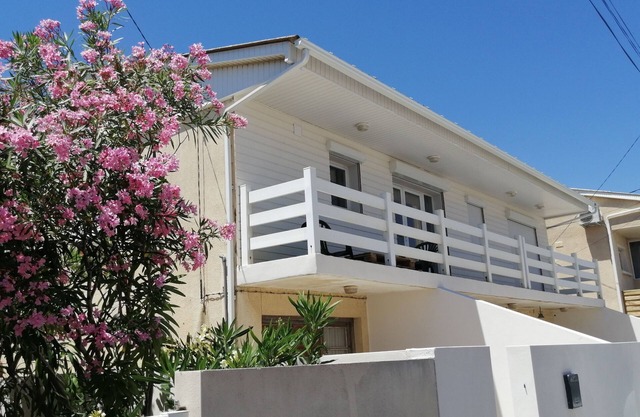 Renovated chalet, walking distance to shops and sea, Gruissan plage