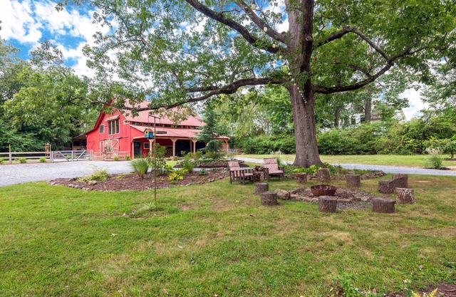 Renovated Charming Barn in Historic Roswell