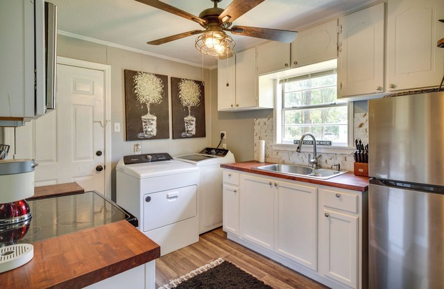 Renovated Clinton Cottage w/ Home Office!
