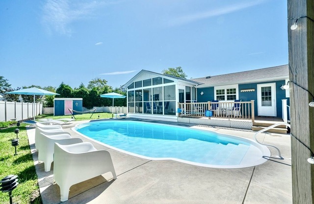 Renovated Cool House / Private Heated Pool / Short Walk to Beach / Sleeps 10