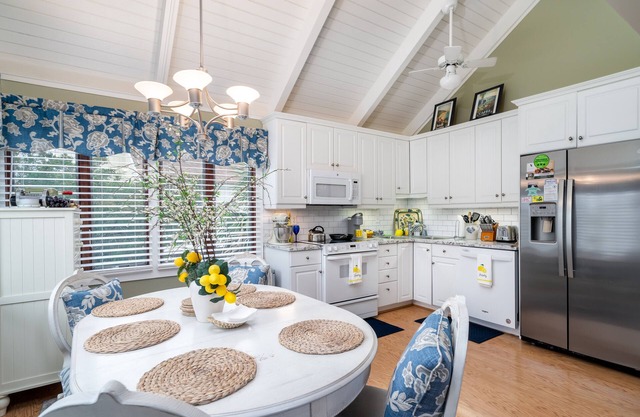 Renovated Cottage w/ Golf Views! Close to Beach, Neighborhood Pool! Amenity Cards Available!