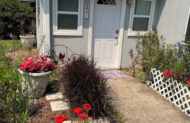 Renovated cottage in 55 plus neighborhood in Gainesville FL. Pool and Pickleball