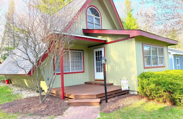 Renovated Cottage- Lakeside Amenities -Strong Wifi-W/D- Fire Pit- Grills