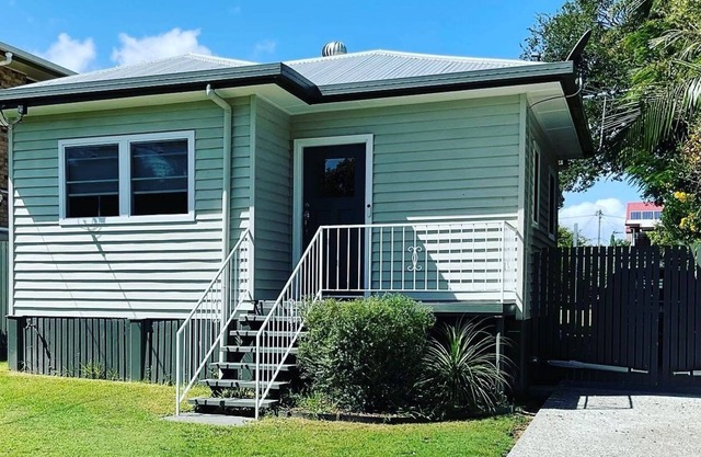 Renovated cottage- short walk to the beach