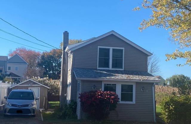 Renovated cozy 4b/2b house with 2 king size beds-steps away from beach.